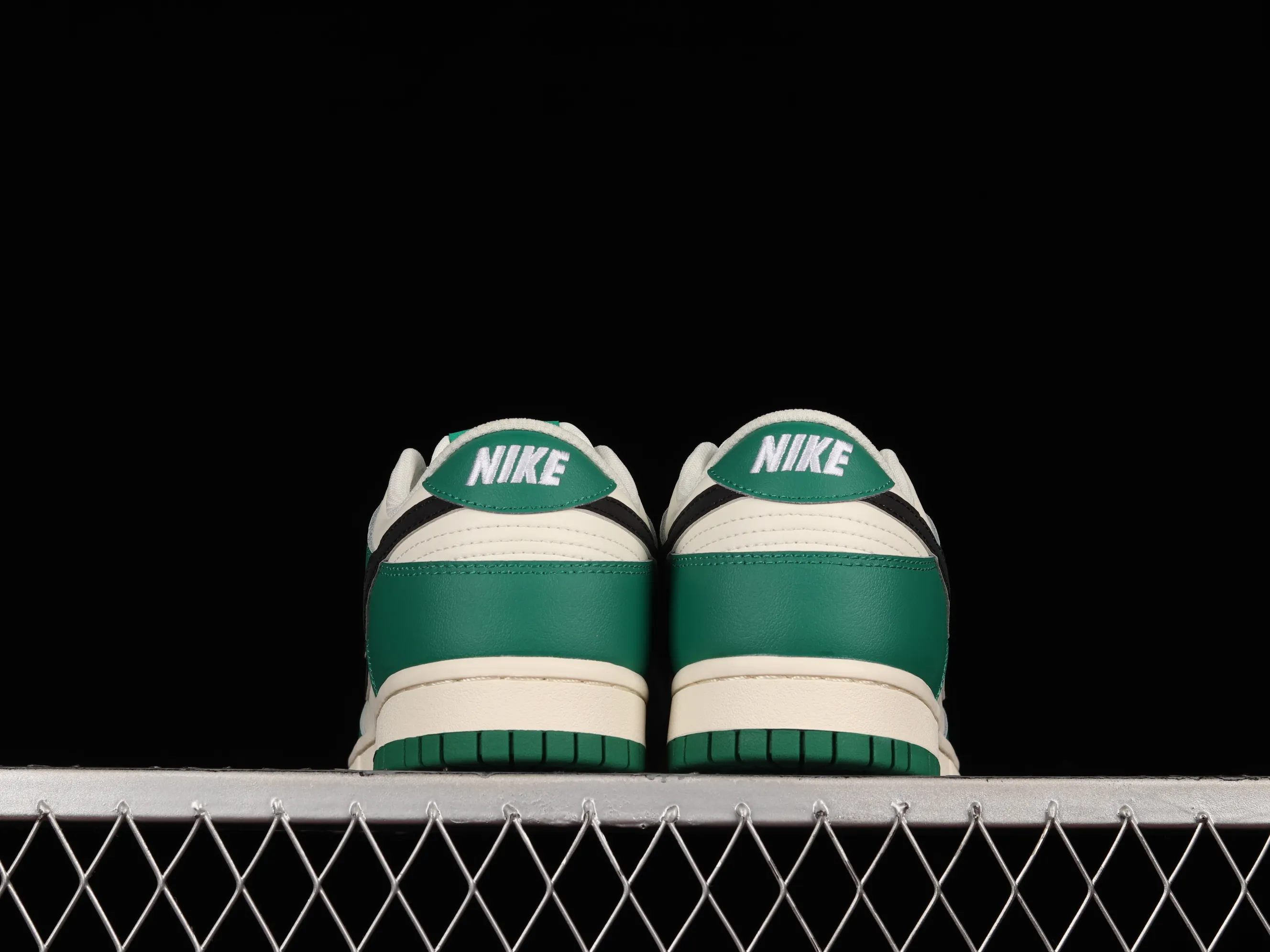 All Categories Nk SB Dunk Series Nk SB Dunk Low Low-top Sneakers Nk SB Dunk Low "Lottery" Heineken Color SB Smashed Backboard Fashion Casual Sneakers DR9654-100